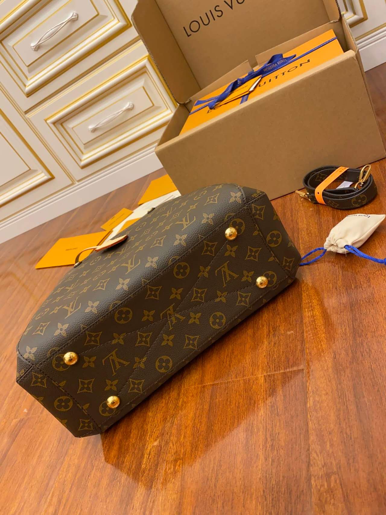 LV bag M41056