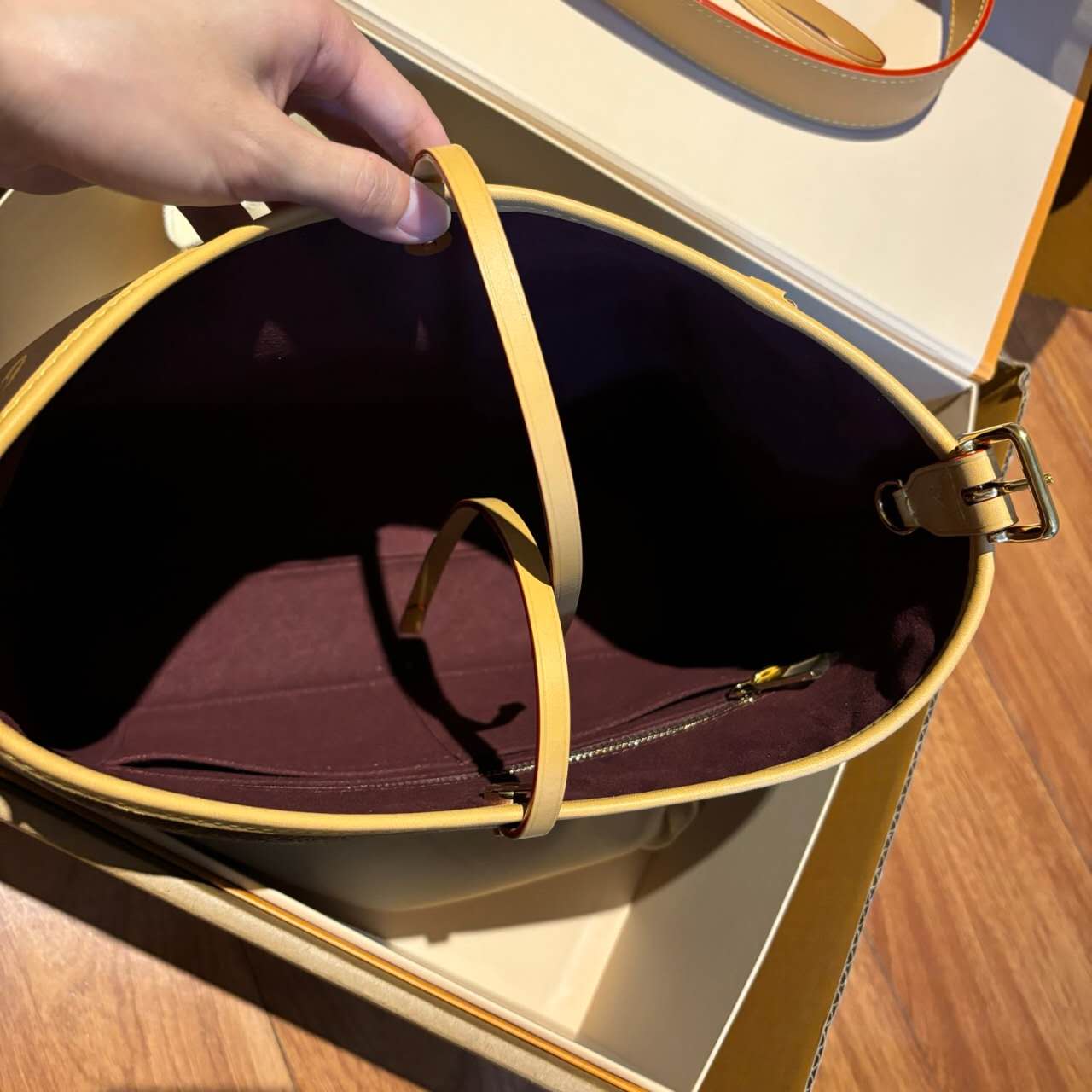 LV CARRYALL M46203