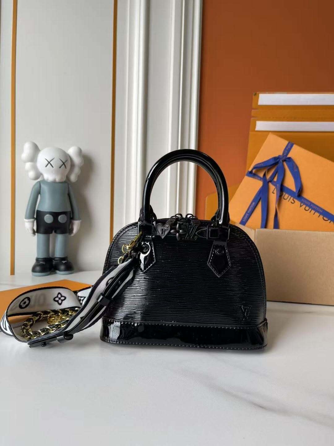 LV nano Alma M81945